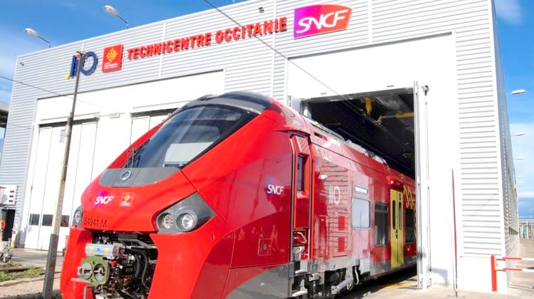 Train SNCF sortant de l'usine.